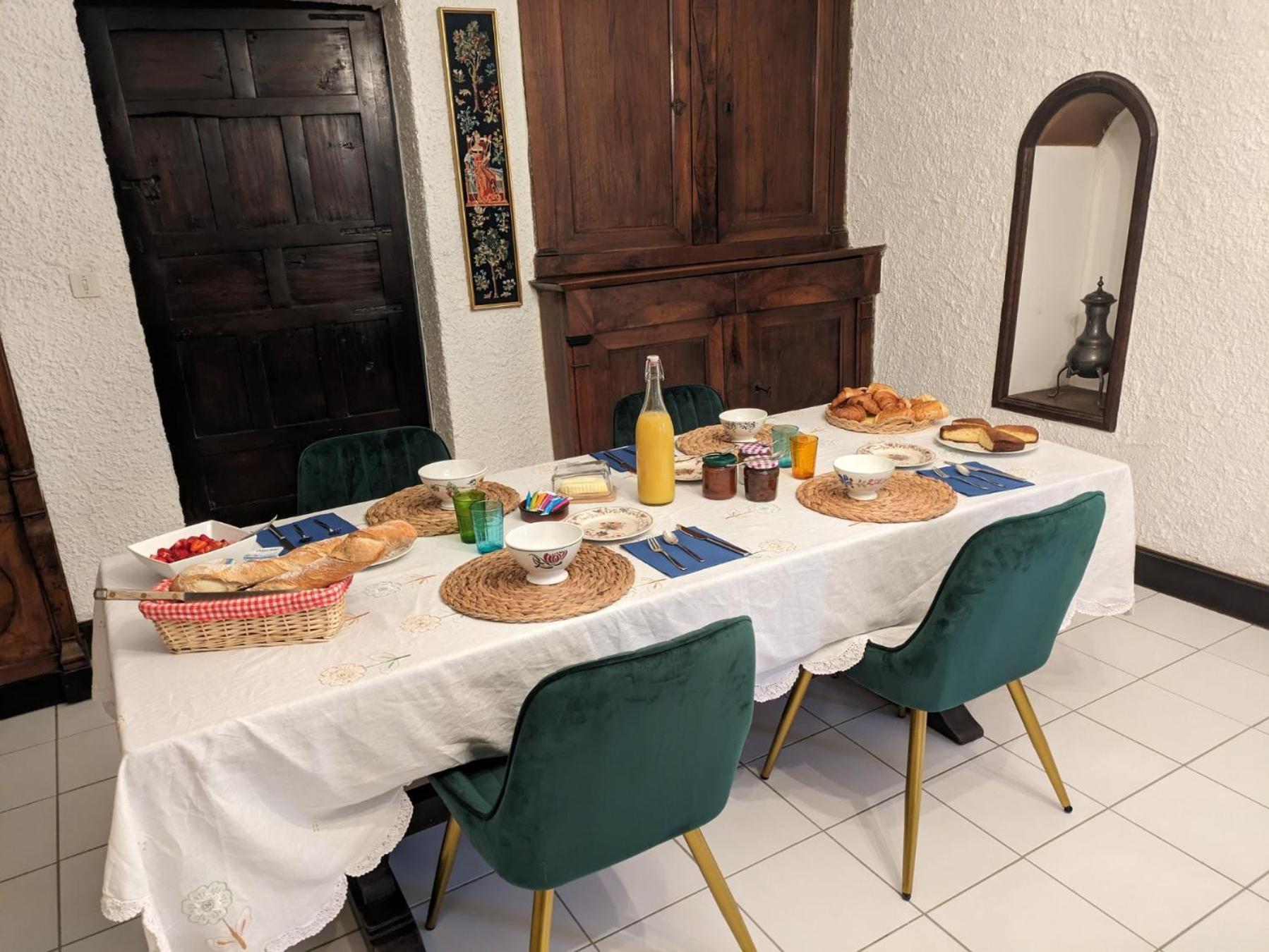 Le Domaine Du Soulier -Gite Et Chambres D'Hotes - La Maison Du Gardien Tornac Luaran gambar