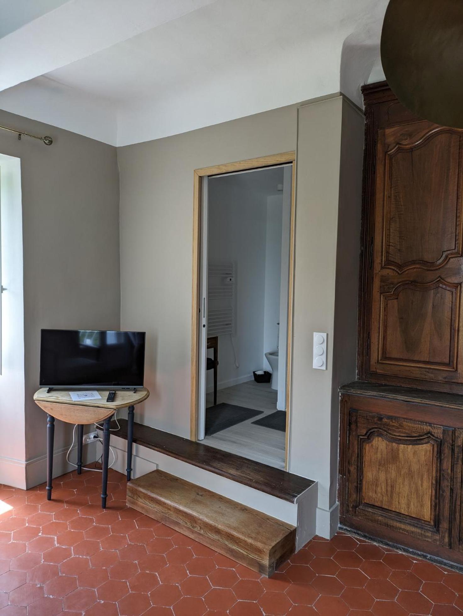 Le Domaine Du Soulier -Gite Et Chambres D'Hotes - La Maison Du Gardien Tornac Luaran gambar