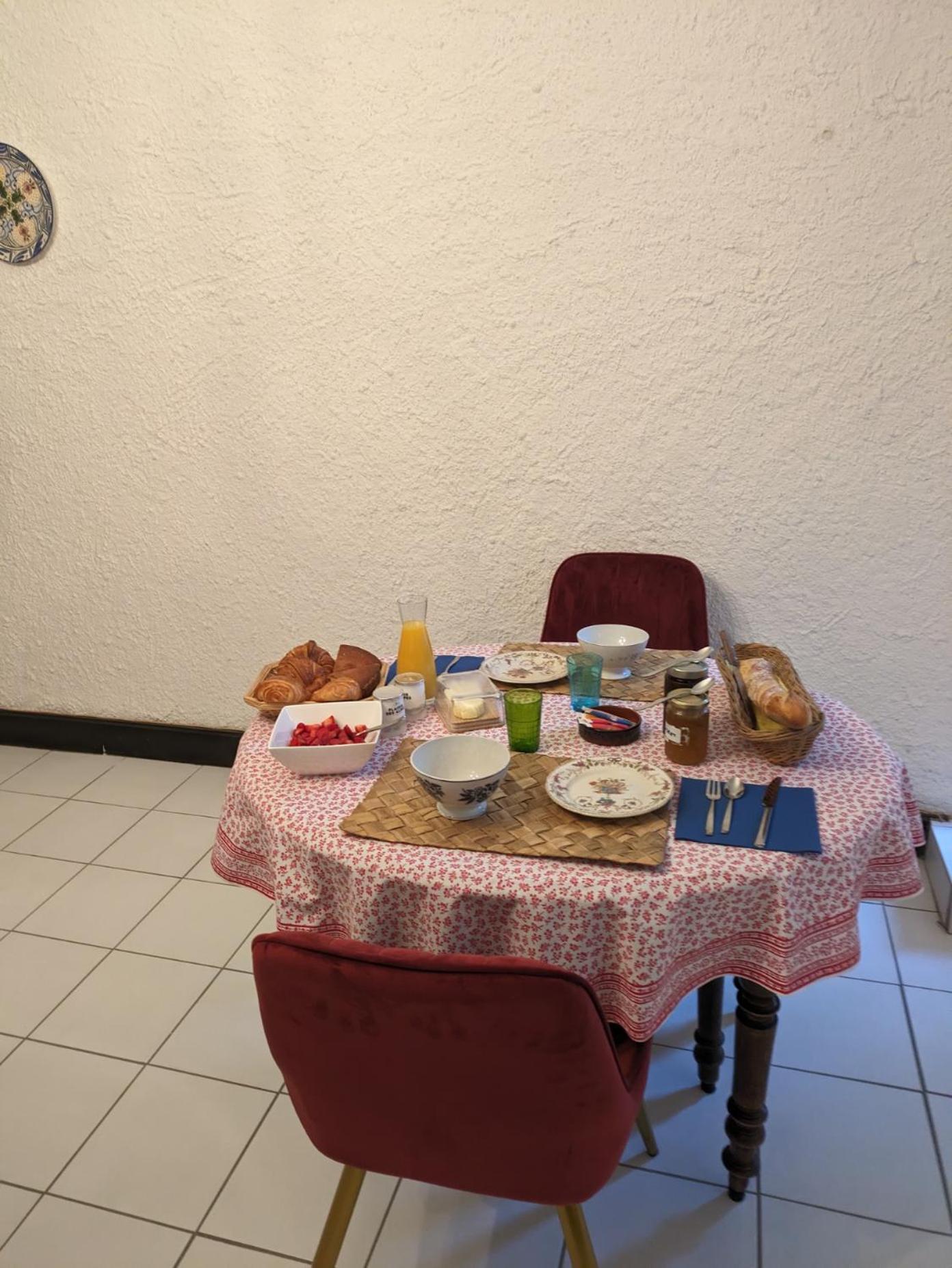 Le Domaine Du Soulier -Gite Et Chambres D'Hotes - La Maison Du Gardien Tornac Luaran gambar